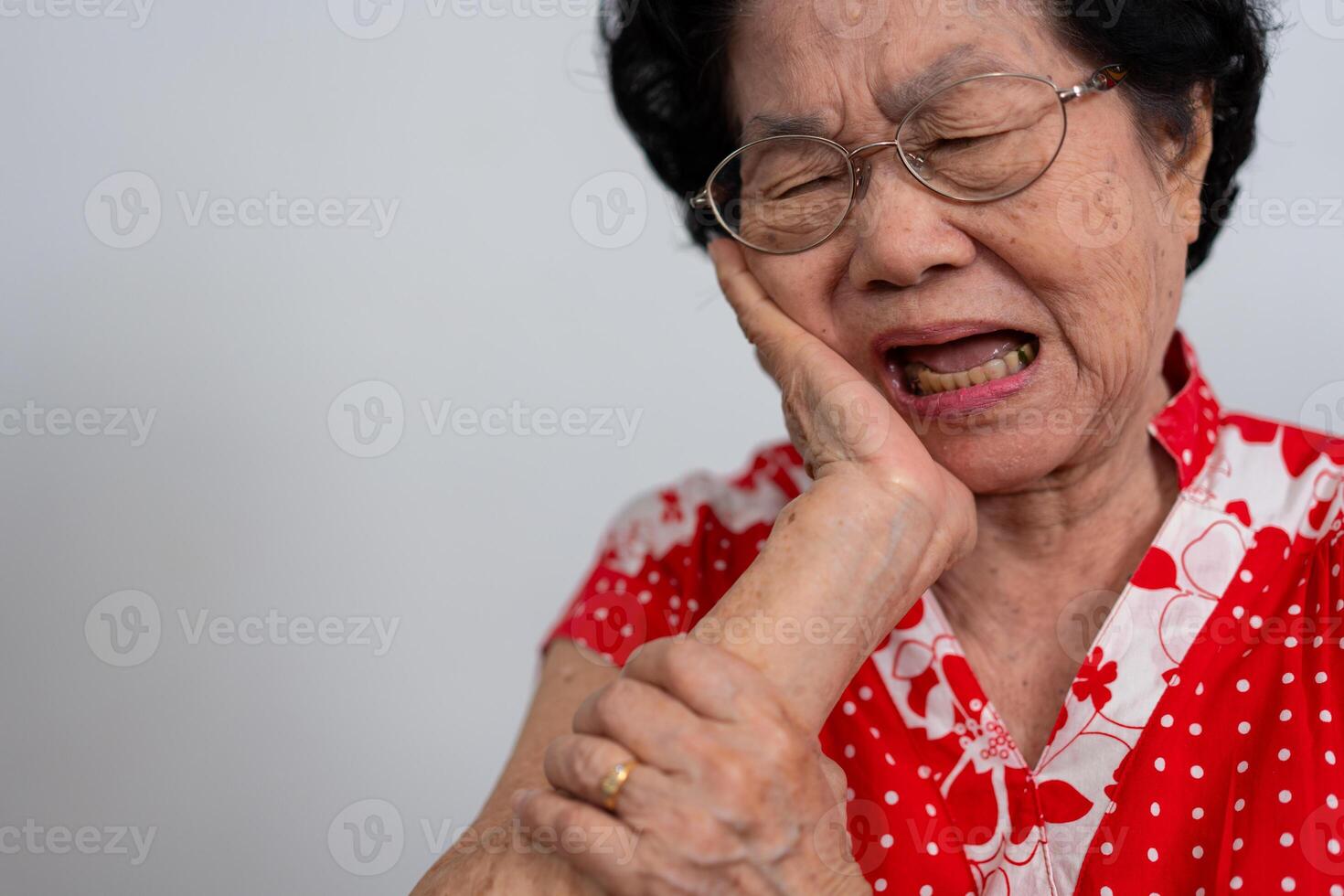 Ásia velho Senior mulher sofrimento a partir de forte dor de dente, segurando dela bochecha e sofrimento Forte dental dor em branco fundo, dente decair, dente sensibilidade, oral saúde Cuidado conceito. foto