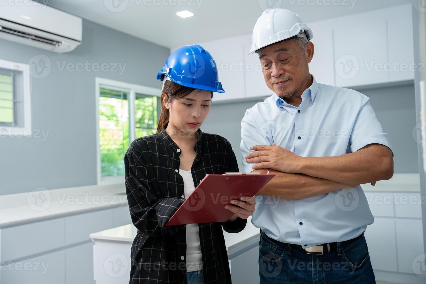 Senior casa inspetor verificação casa defeitos e ensino jovem engenheiros, antes entrega isto sobre para cliente. jovem engenheiros aprender casa inspeção com Senior, real Estado, e renovação conceitos. foto