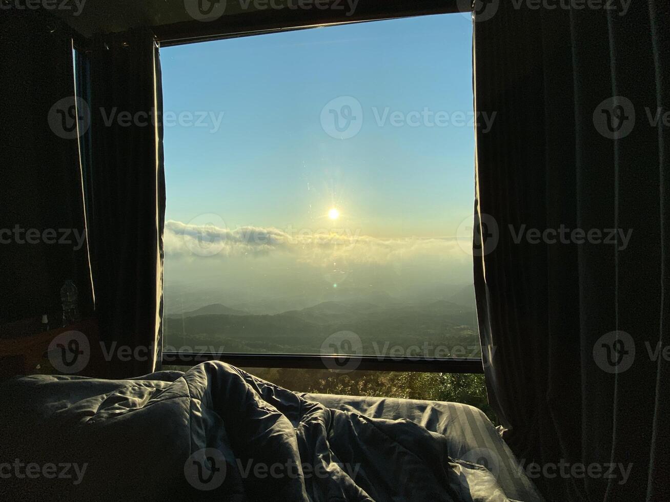 manhã Visão através de madeira janela negligenciar de praia e oceano panorama com aberto céu e luz solar transmissão para dentro quarto foto