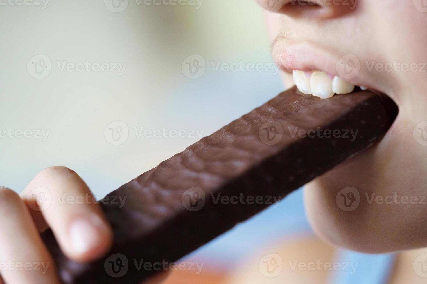 colheita anônimo Adolescência menina comendo delicioso chocolate proteína Barra foto