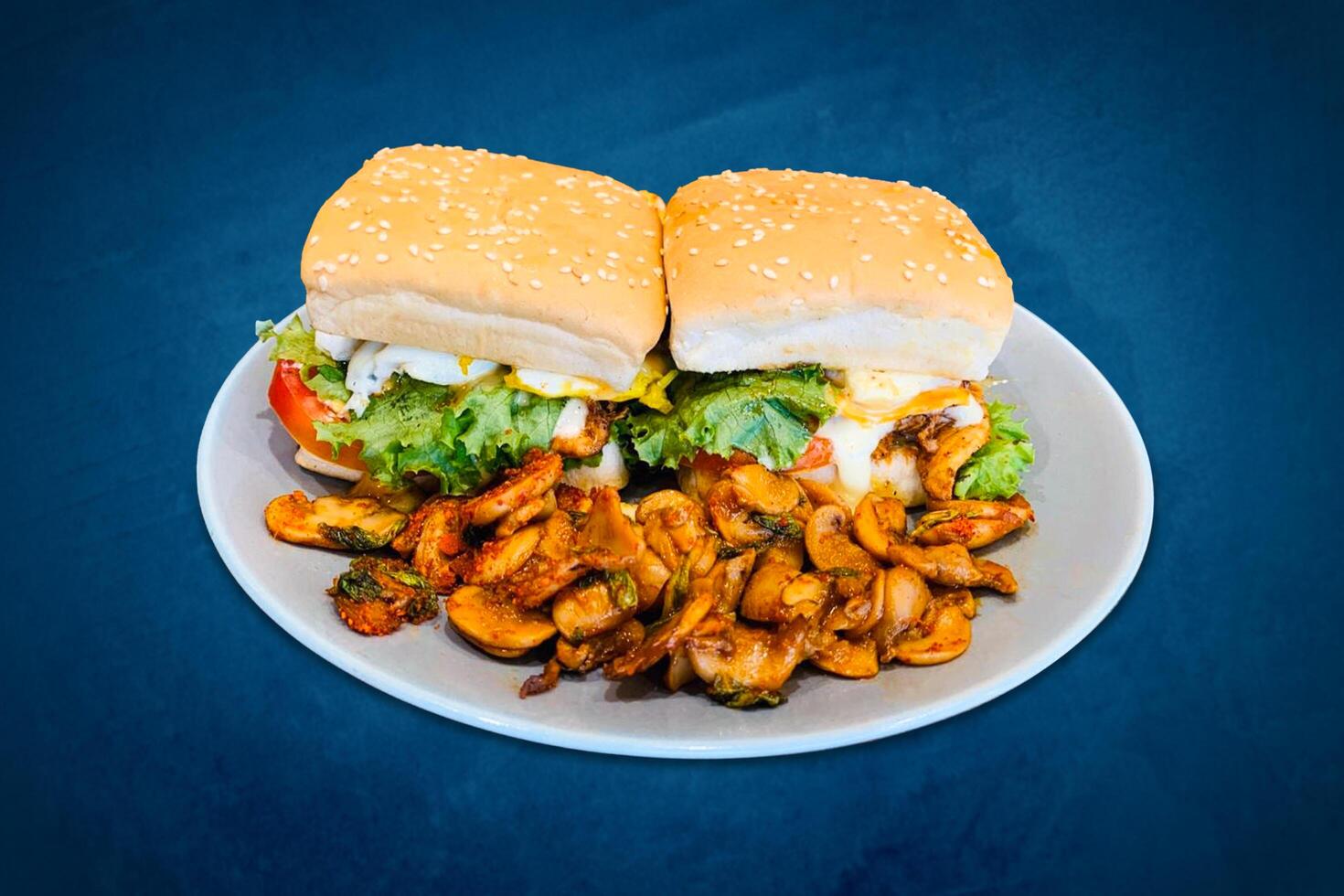 picante frango sanduíche com alho manteiga cogumelos em uma branco placa. frango hambúrguer, cogumelos frito foto