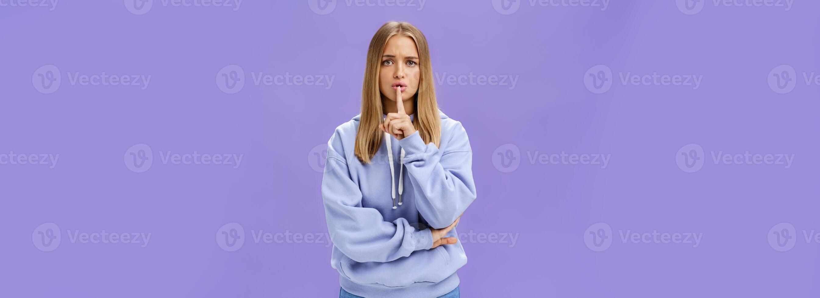 menina preocupado alguém conhecer segredo fazer shush gesto com índice dedo sobre boca começar não contar alguém com preocupado sério Veja ficando shh cruzando 1 braço contra peito tímido e inseguro foto