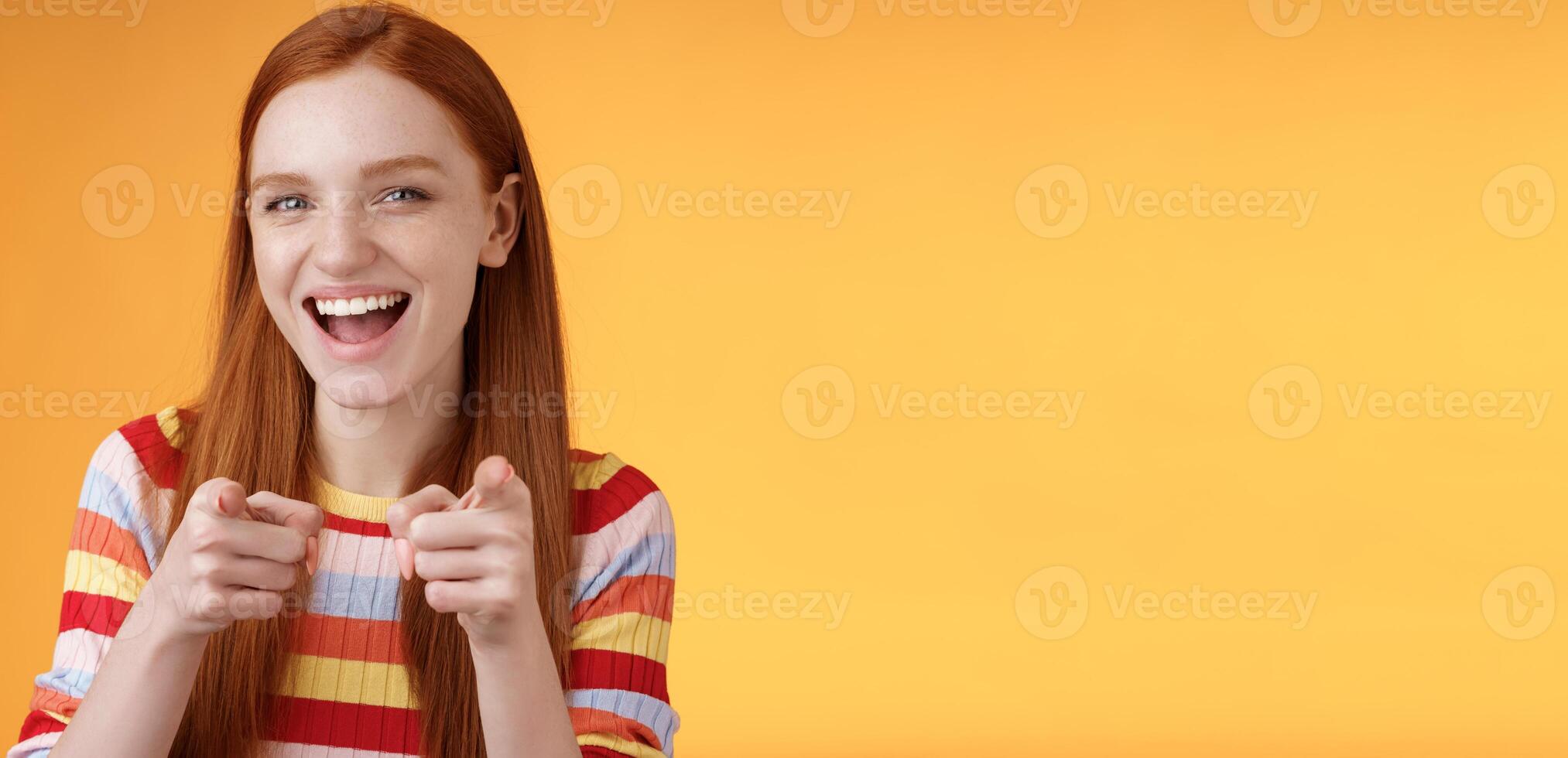 entusiasmado despreocupado amigáveis ruiva menina apontando pistolas de dedo Câmera sorridente alegremente parabenizando amigo impressionante escolha atrevido cumprimento insinuando namorada apanhado Boa oportunidade foto