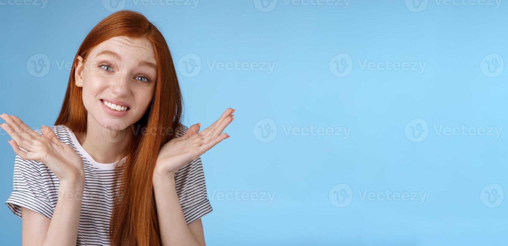 desajeitado se desculpando fofa ruiva namorada dizer Desculpe encolhendo os ombros espalhar mãos lateralmente intrigado sorridente inconfortavelmente em pé sem noção inconsciente esquecendo reunião, posando azul fundo foto