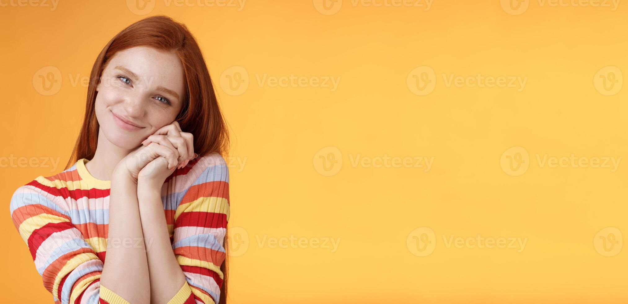 doce boba concurso ruiva jovem menina inclinado Palmeiras tocou sorridente receber encantador adorável presente em pé grato Veja afeição simpatia aceitar querida romântico gesto, laranja fundo foto