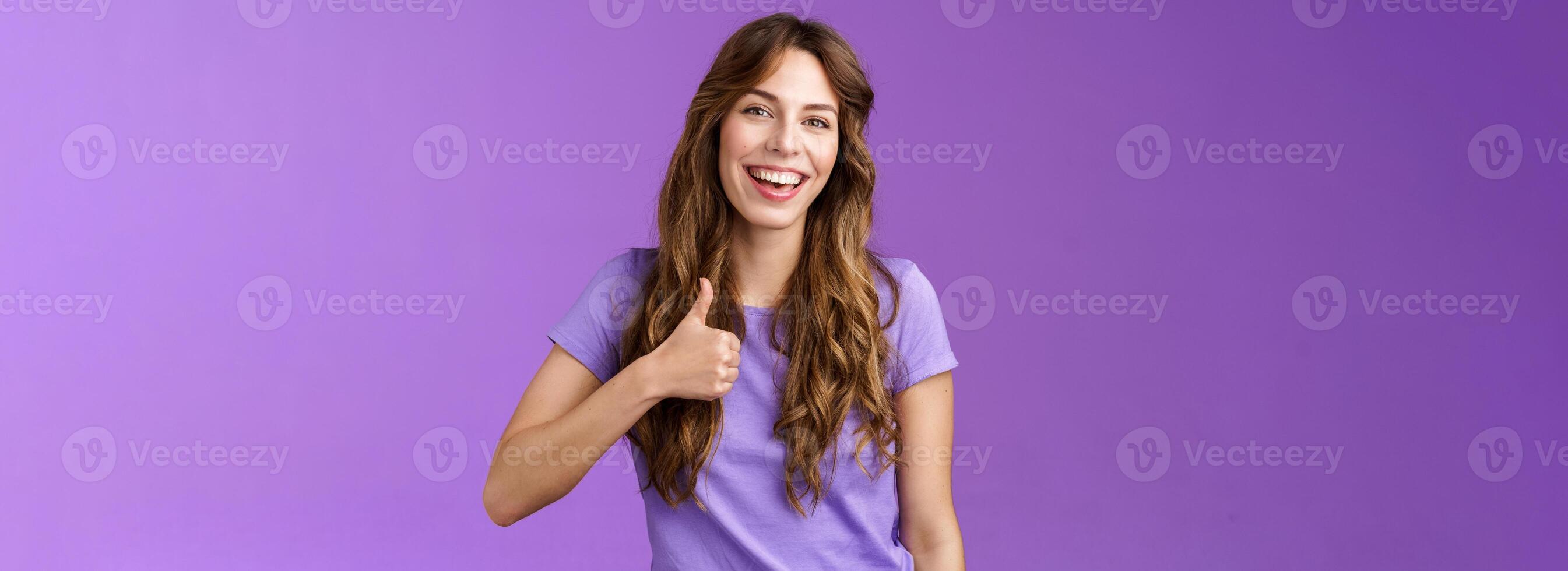 alegre solidário animado extrovertido caucasiano menina gostar seu idéia positivo opinião dar aprovação mostrar polegares acima satisfeito sorridente amplamente aceitando ótimo plano ficar de pé roxa fundo foto