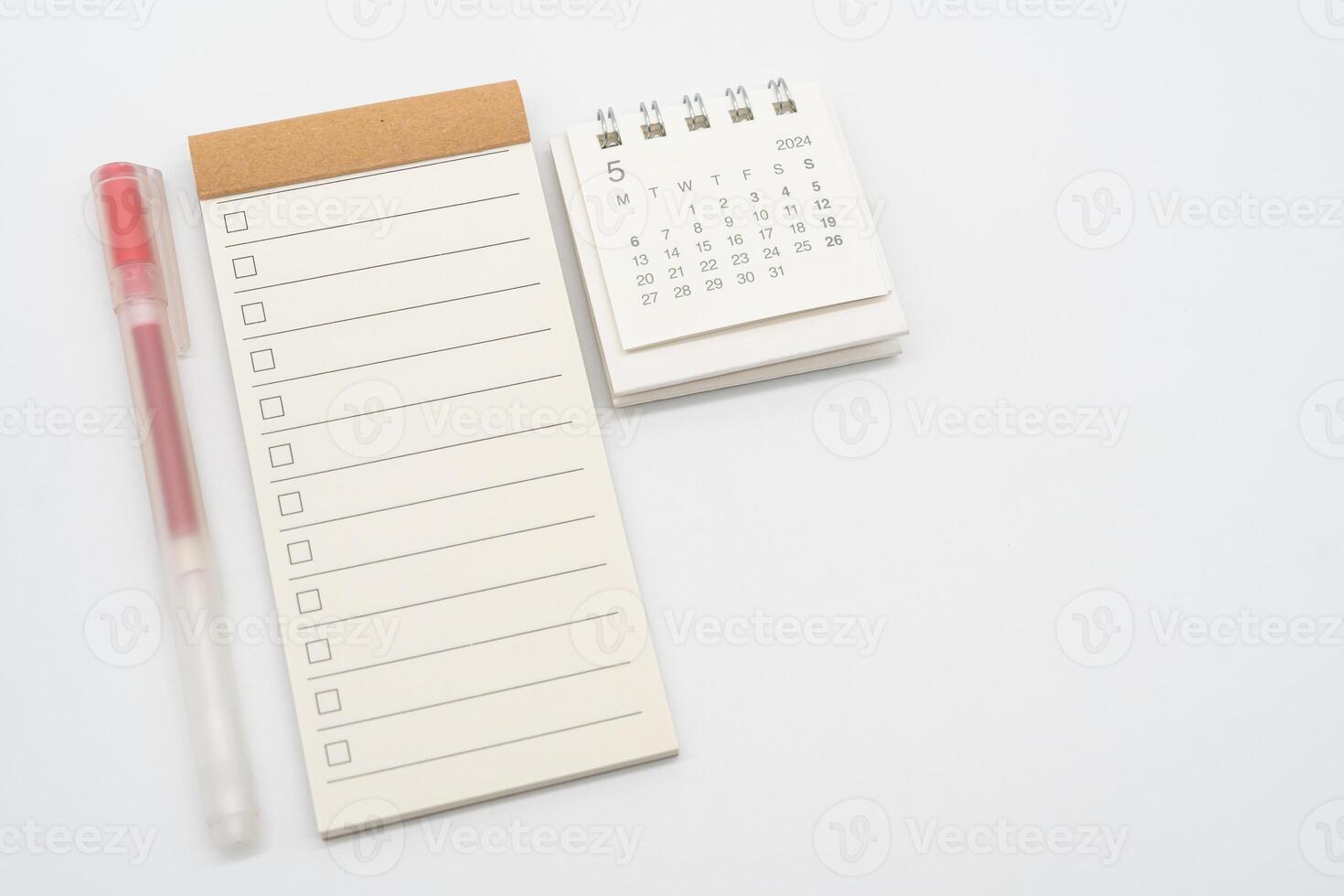 em branco Verifica Lista ou esvaziar pequeno bloco de anotações com caixa de seleção e simples escrivaninha calendário para pode 2024. em branco lista de controle para texto. cópia de espaço. foto