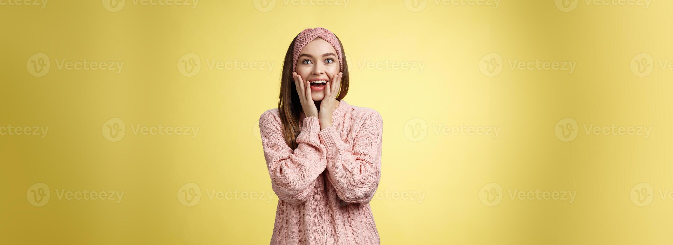 não caminho, incrível. em êxtase espantado e divertido surpreso feliz positivo glamour jovem europeu menina dentro suéter caindo mandíbula sobre fantástico ótimo super notícia segurando Palmeiras em bochechas atônito foto