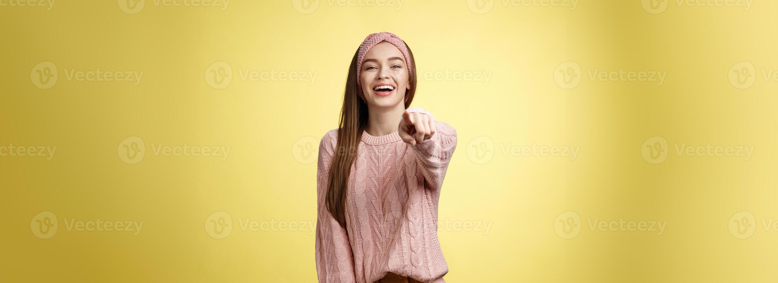 divertido encantador concurso jovem europeu namorada zombando tendo Diversão do alguém apontando dedo às Câmera rindo sobre engraçado situação, rindo, zombando contra amarelo fundo foto
