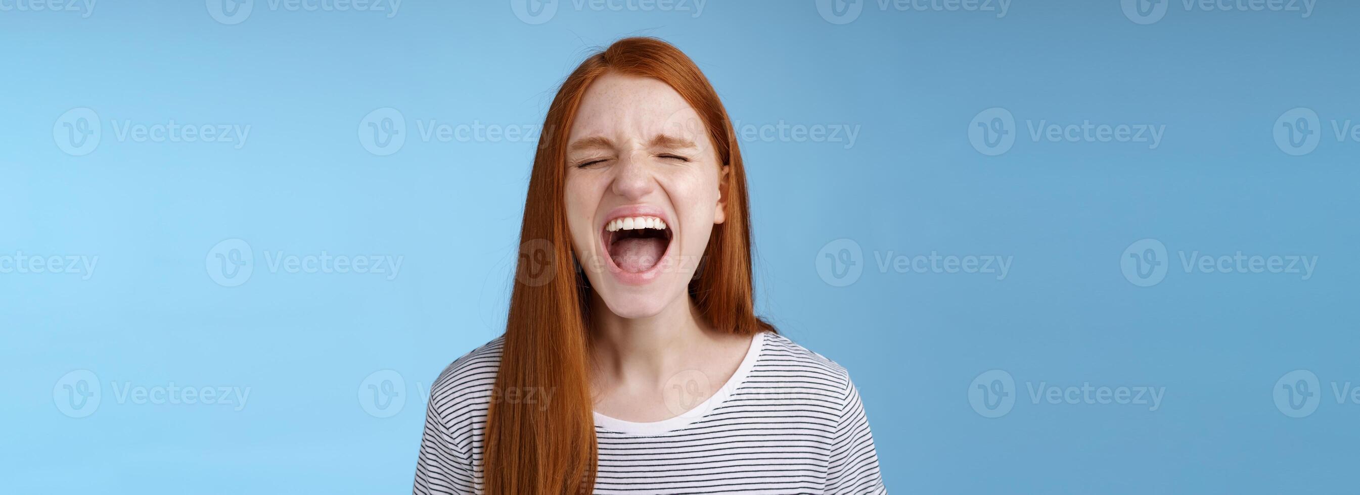 menina gritando Fora alto mostrando atitude levar Fora estresse ser alimentado acima reclamando acalme-se vida gritando fechadas olhos gritando chateado em pé incomodado angustiado azul fundo foto