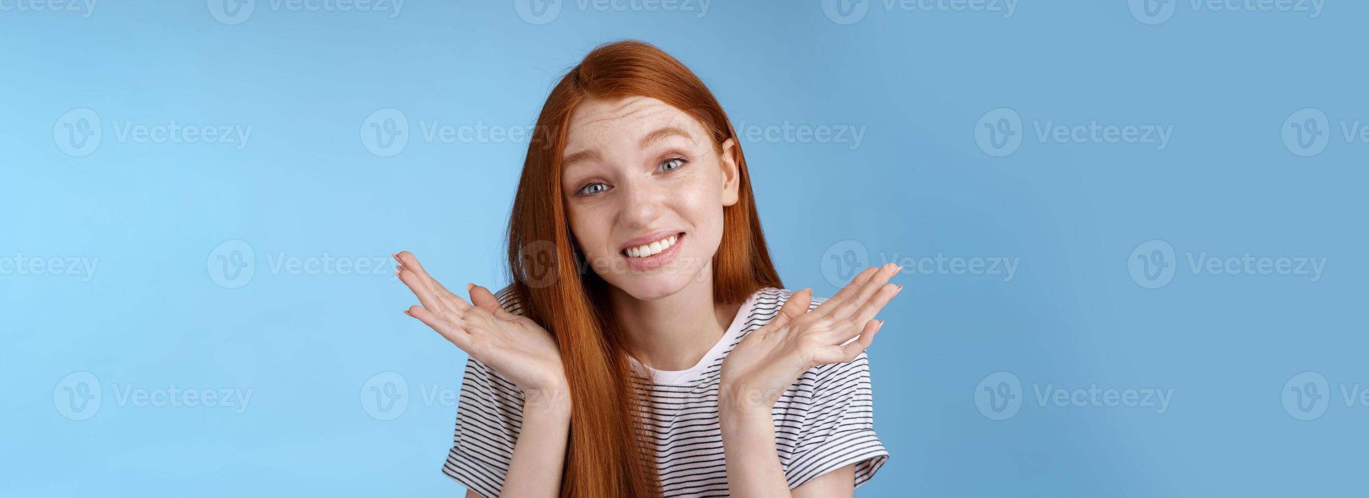 desajeitado se desculpando fofa ruiva namorada dizer Desculpe encolhendo os ombros espalhar mãos lateralmente intrigado sorridente inconfortavelmente em pé sem noção inconsciente esquecendo reunião, posando azul fundo foto