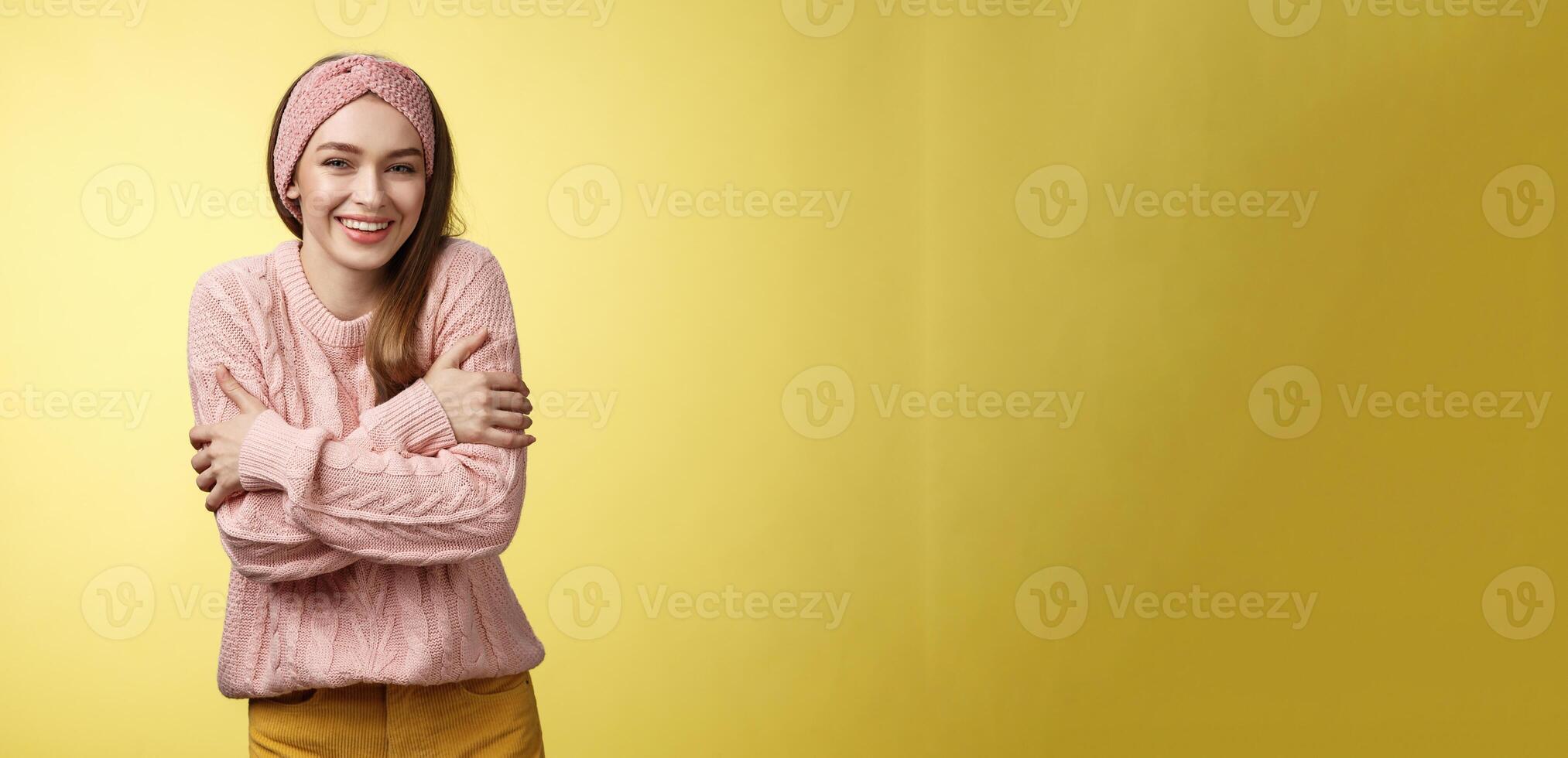 obtendo frio, Melhor colocar em casaco. encantador fofa jovem concurso europeu mulher vestindo suéter abraçando corpo Cruz braços sobre peito, abraçando ela mesma para aquecer sentindo-me frio, tremendo, sorridente foto