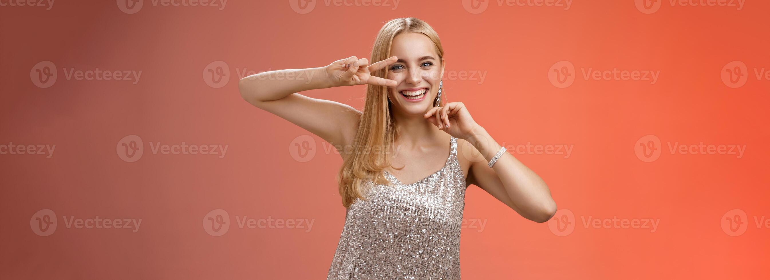 carismático engraçado divertido encantador loiro menina 25s tendo Diversão dançando vermelho fundo dentro prata na moda cintilante festa vestir mostrar Paz discoteca gesto perto olho sorridente rindo despreocupado foto