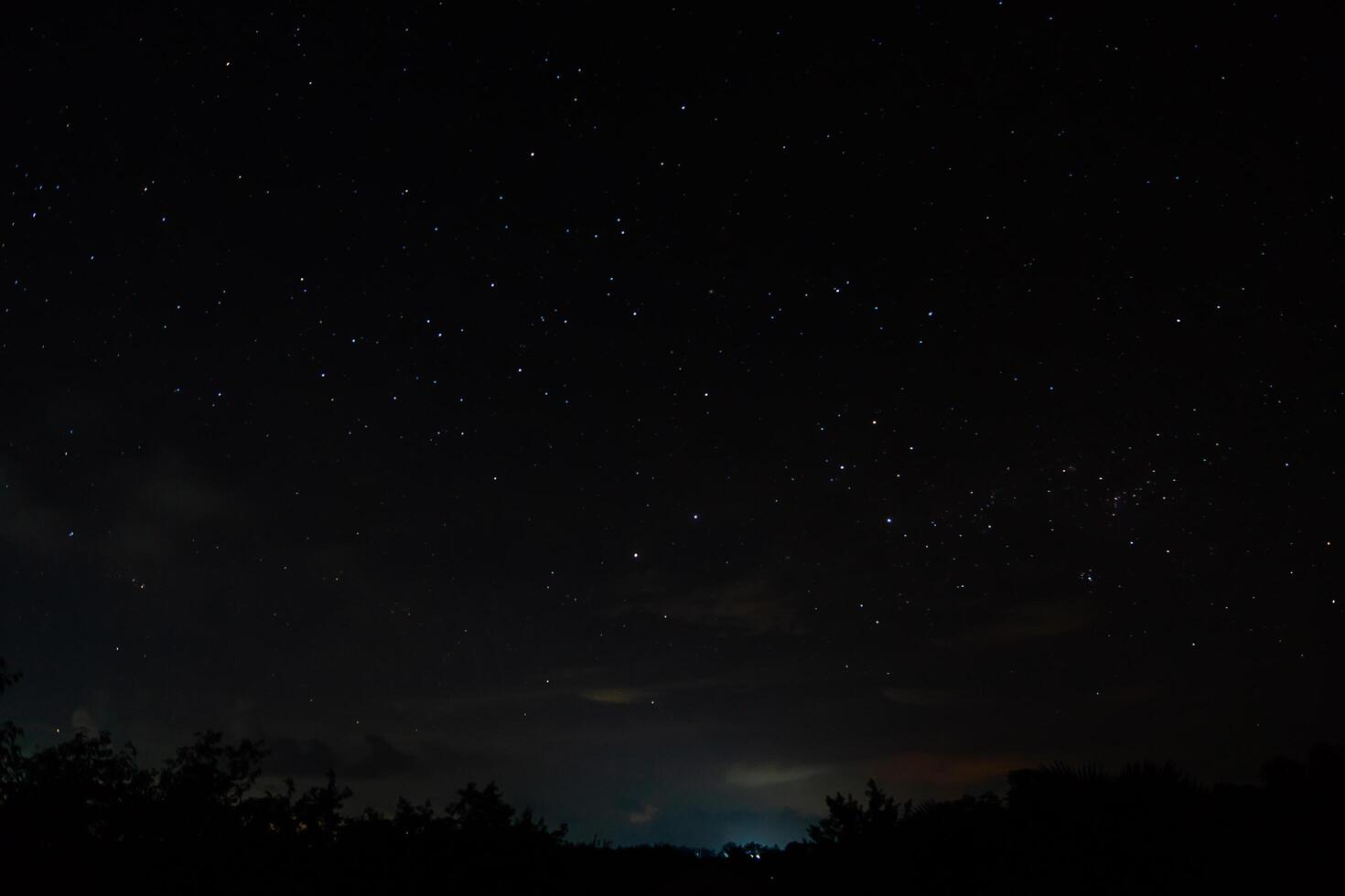 a Estrela dentro Sombrio noite. foto