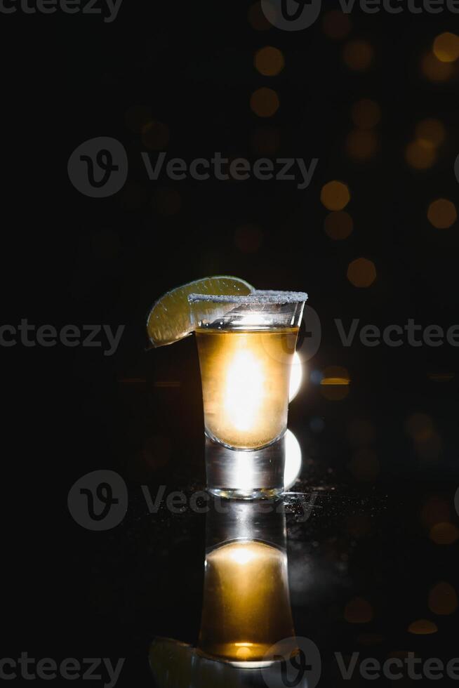 mexicano ouro tequila com Lima e sal em Preto fundo com copyspace. foto