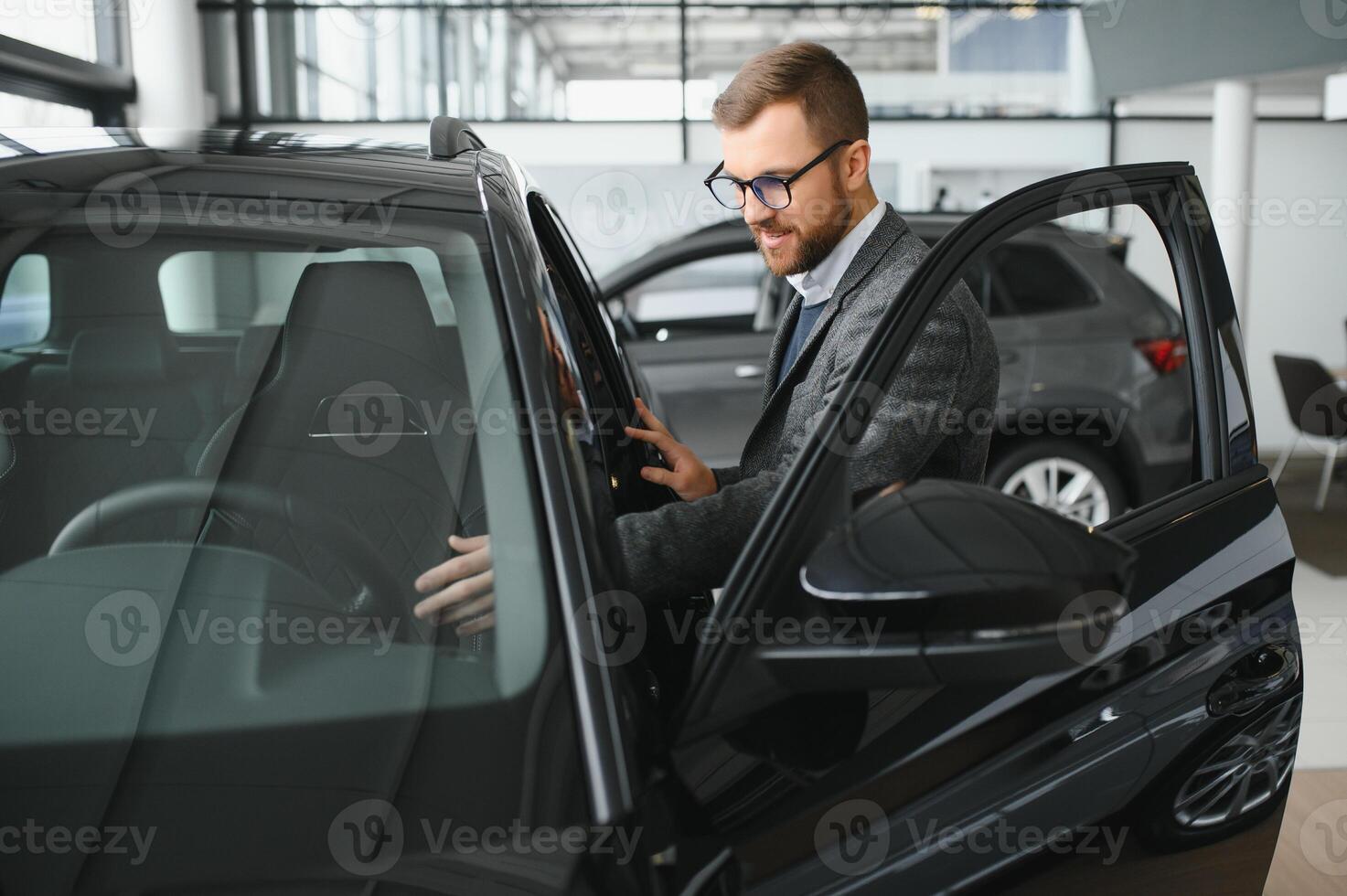 homem adulto cliente masculino comprador cliente desgasta clássico terno branco camisa escolhe auto foto