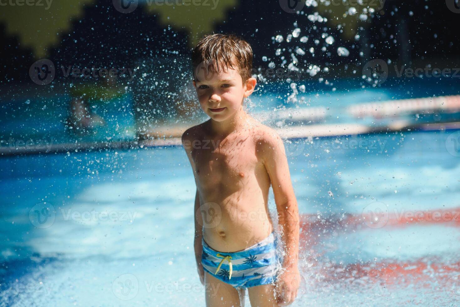 Garoto tendo Diversão dentro aqua parque foto