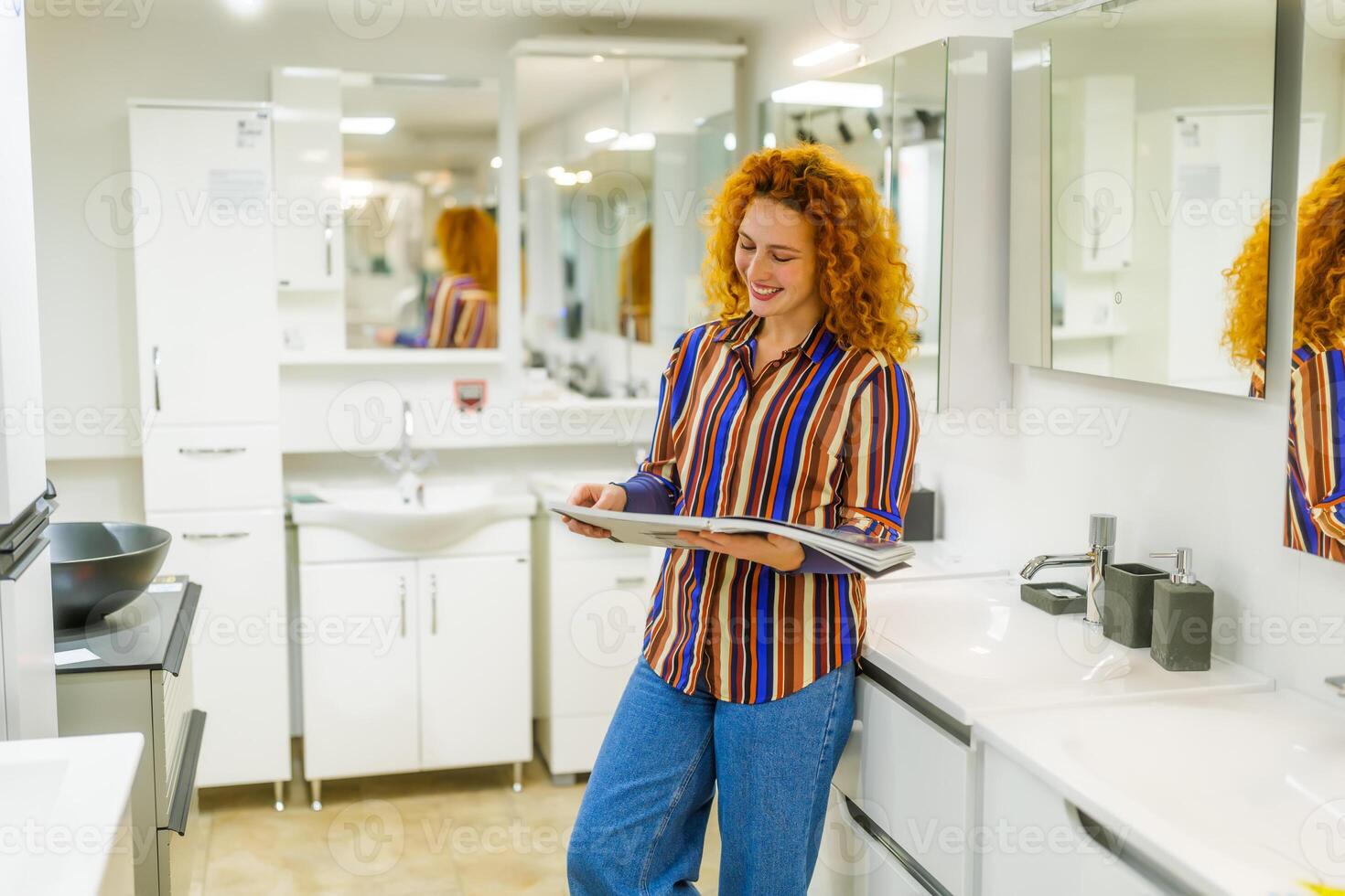 retrato do comprador dentro banheiro loja. ruiva mulher é escolhendo equipamento para dela apartamento. foto