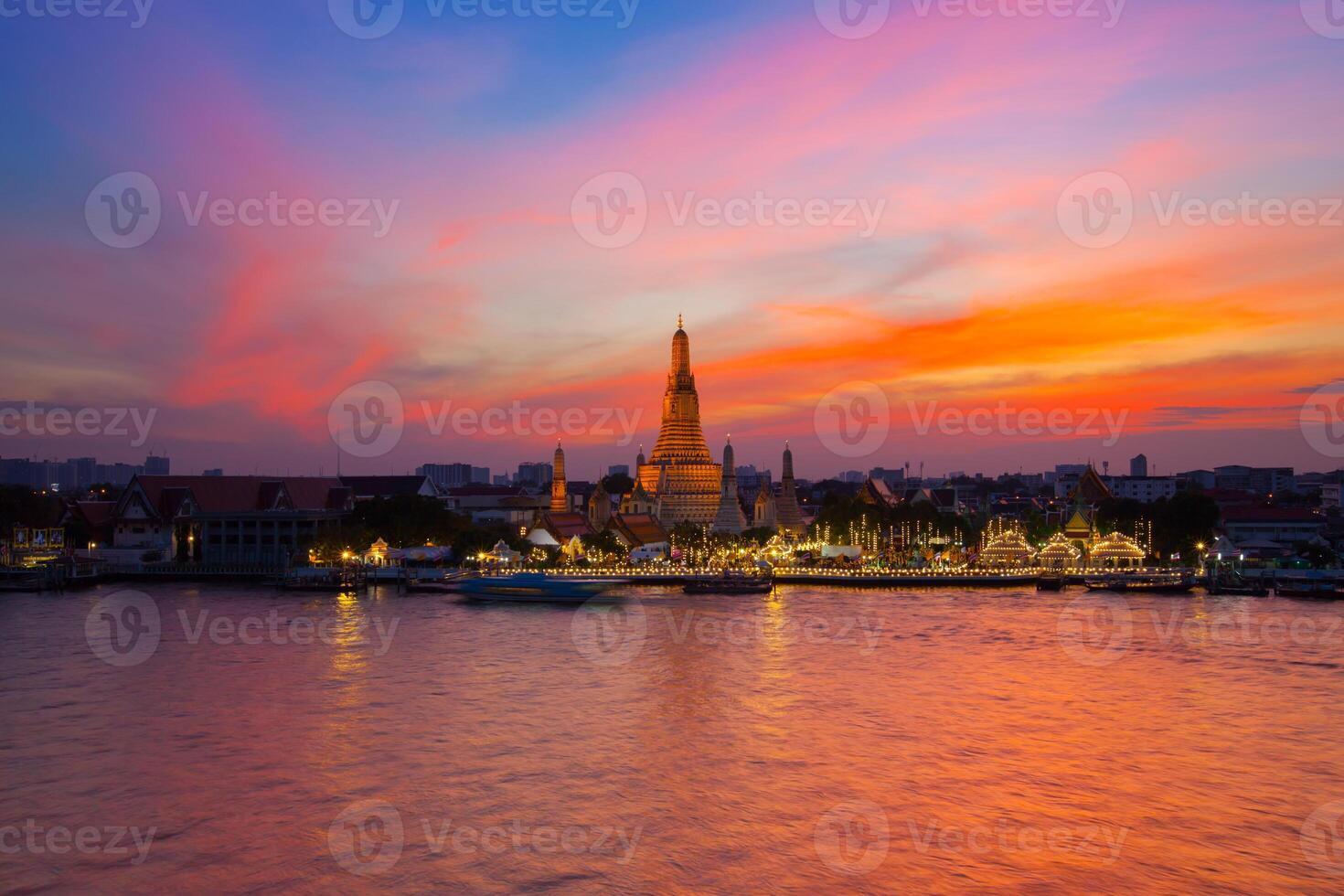 reflexão do ouro pagode wat uma corrida têmpora do Bangkok foto