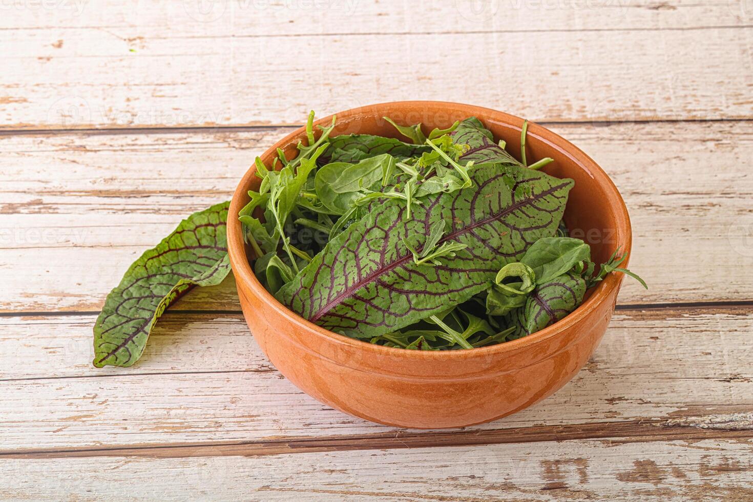 salada de mistura verde na tigela foto