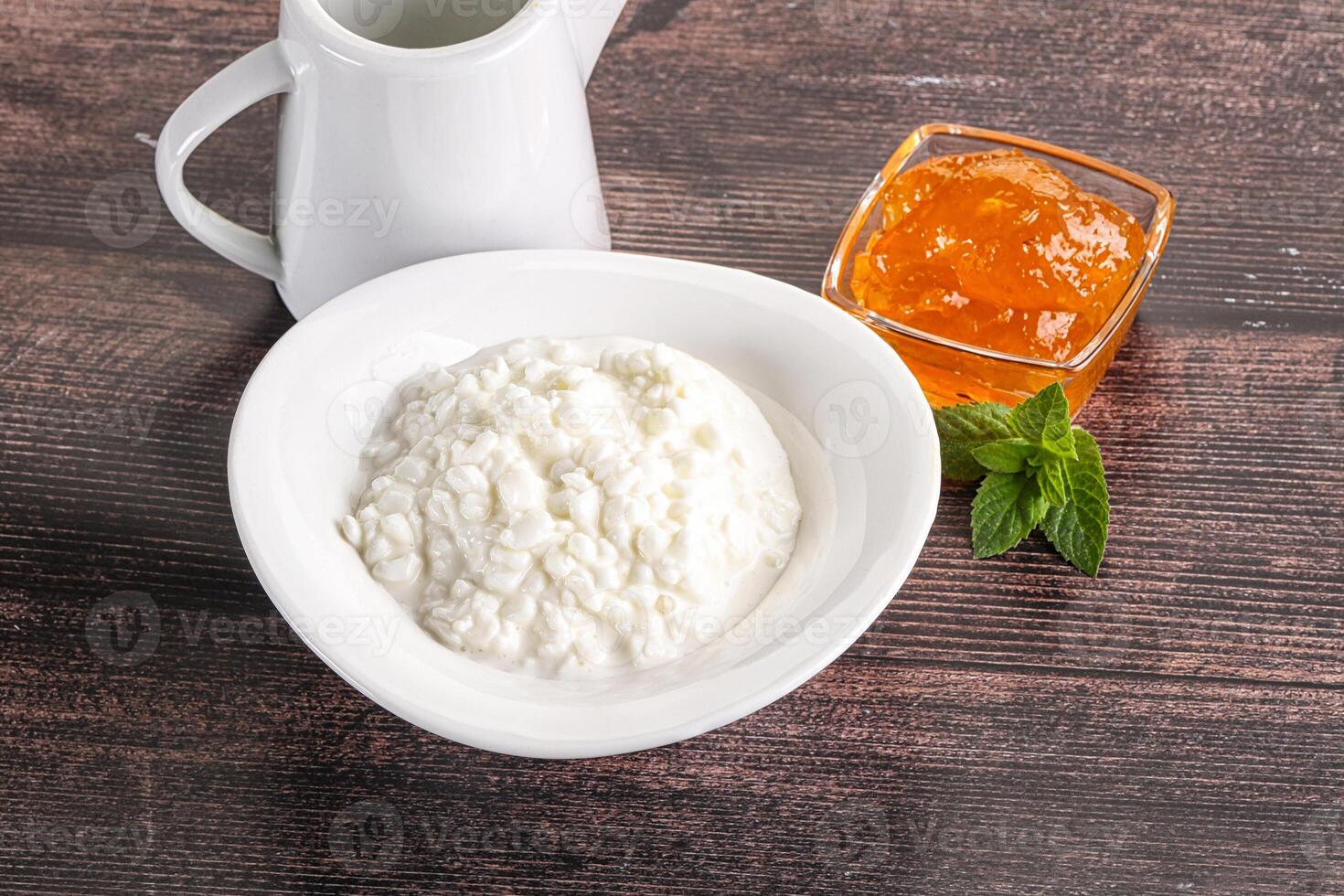 grão coalhada com creme e geléia foto