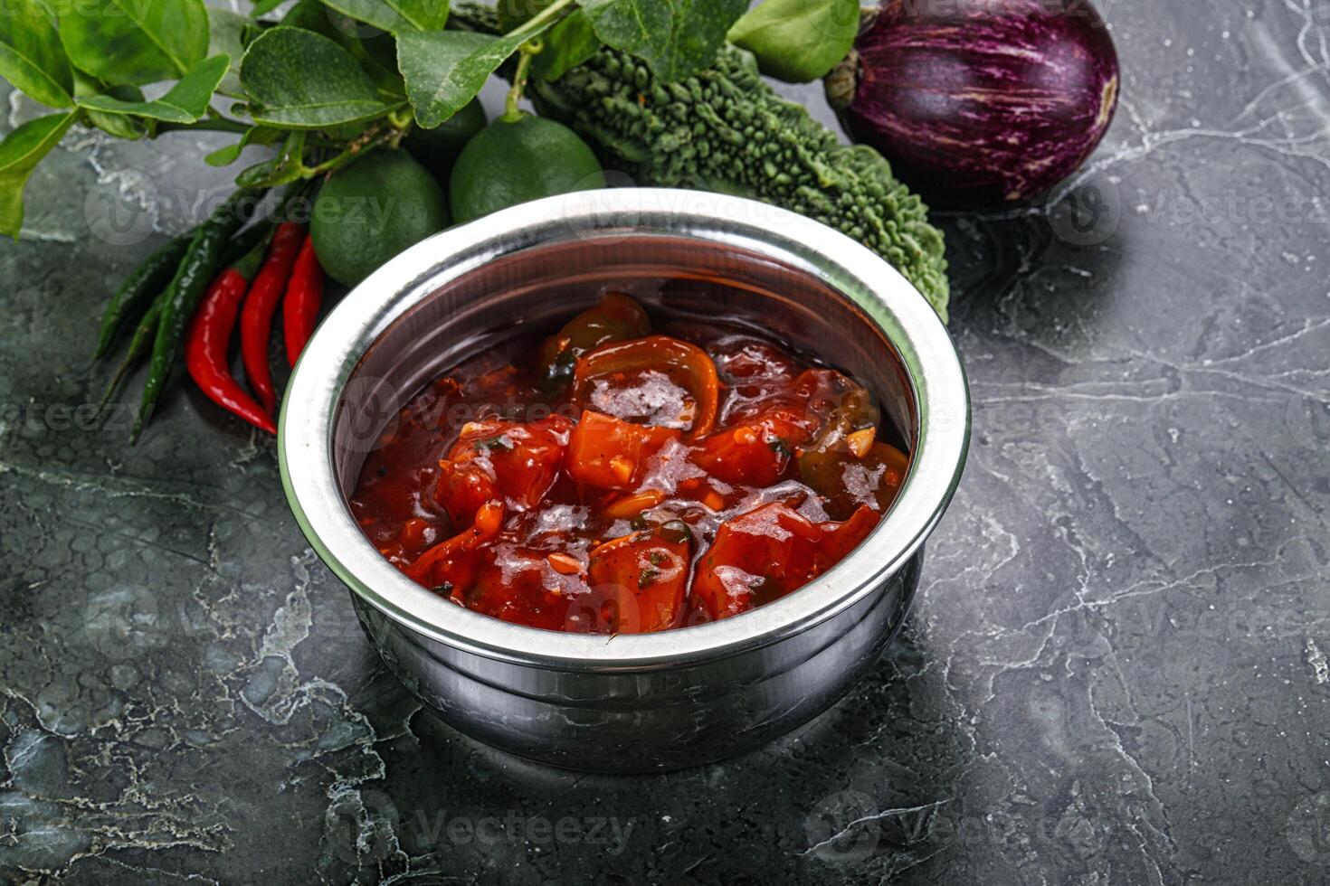 chinês cozinha - frango dentro doce e azedo molho foto