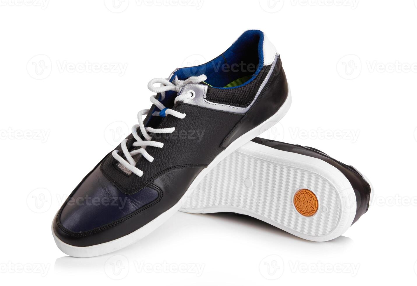 esporte sapatos em branco foto