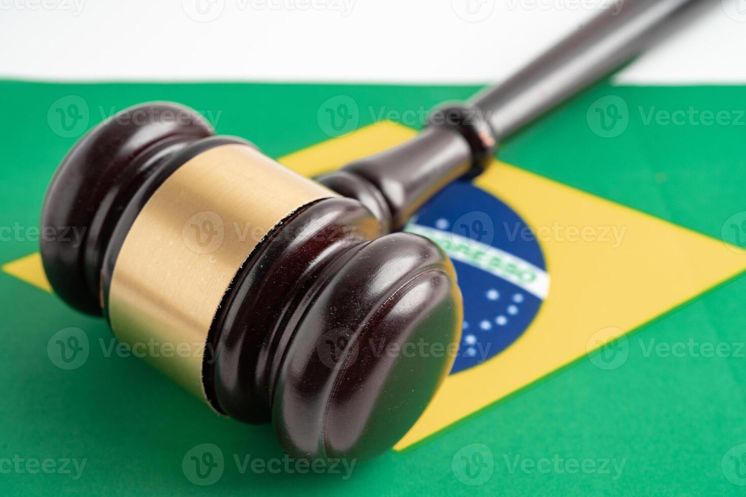 Brasil bandeira com juiz martelo, lei e justiça quadra conceito. foto