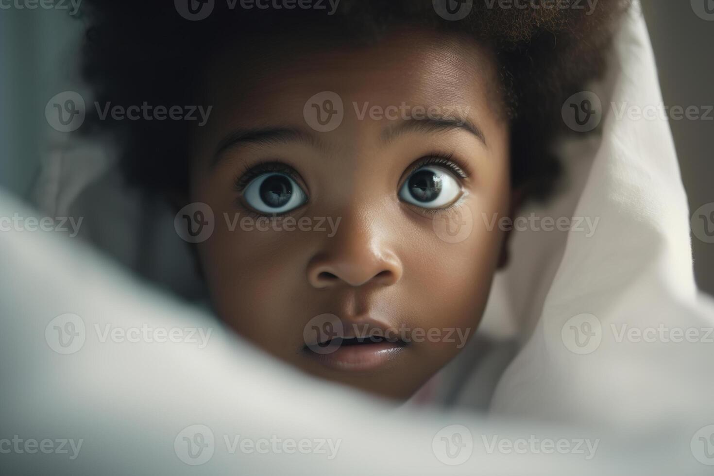 ai gerado retrato do engraçado africano americano inocente bebê espreitar Fora a partir de debaixo cobre dentro cama, bonita pequeno criança com grande Preto olhos olhando às Câmera foto