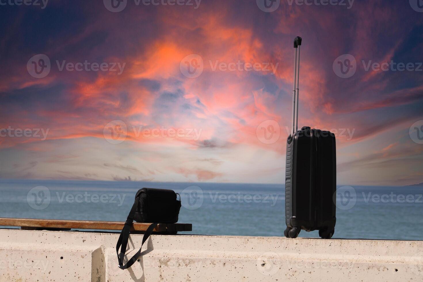 uma vermelho céu com uma nublado céu e uma mala de viagem em a certo. foto