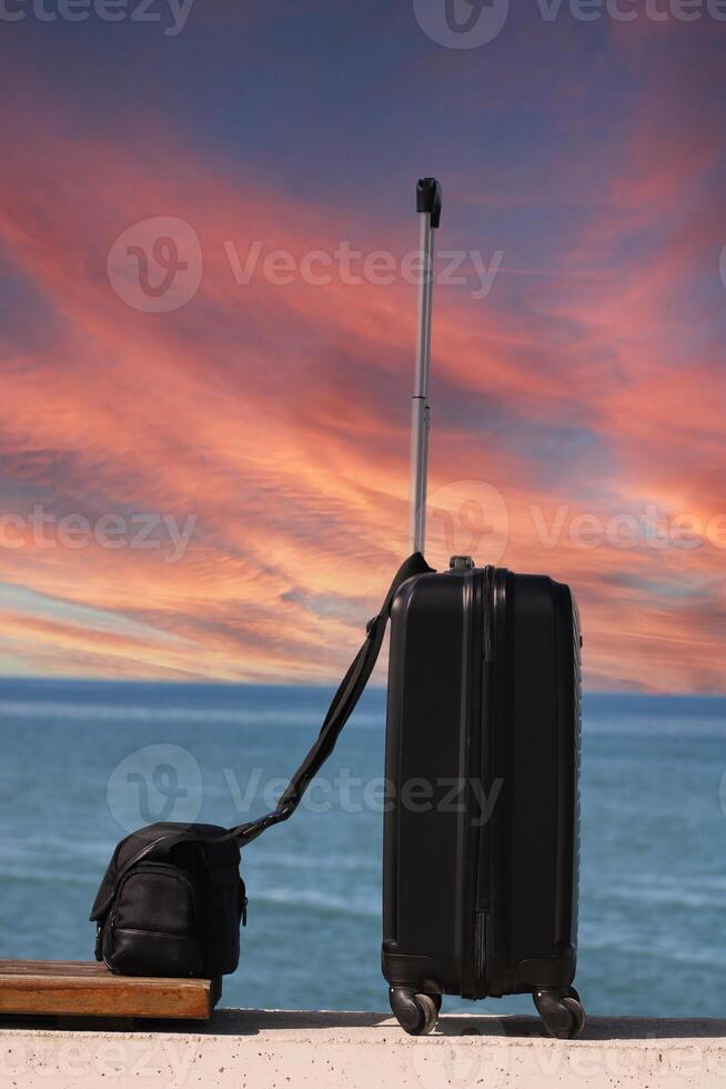 uma Preto mala de viagem com uma bandeira suspensão a partir de isto trava a partir de uma pólo. foto