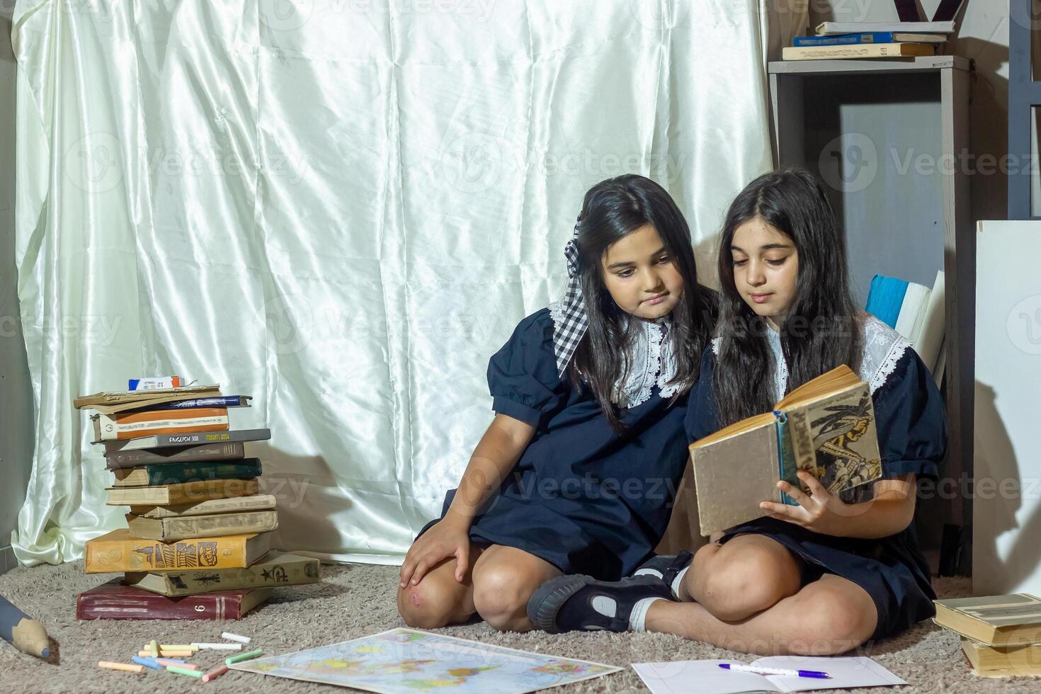 alunos dentro Sala de aula fazendo dever de casa foto