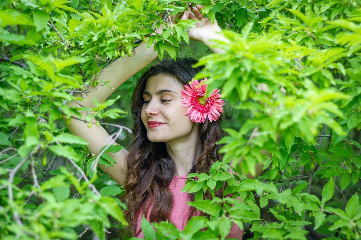 bonita jovem menina dentro a natureza, menina dentro a parque foto