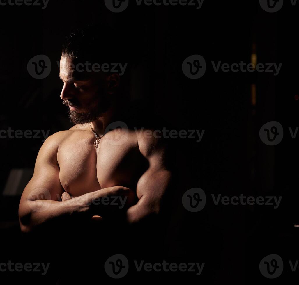 fisiculturista Treinamento dele músculos dentro academia, fisiculturista Treinamento com haltere foto