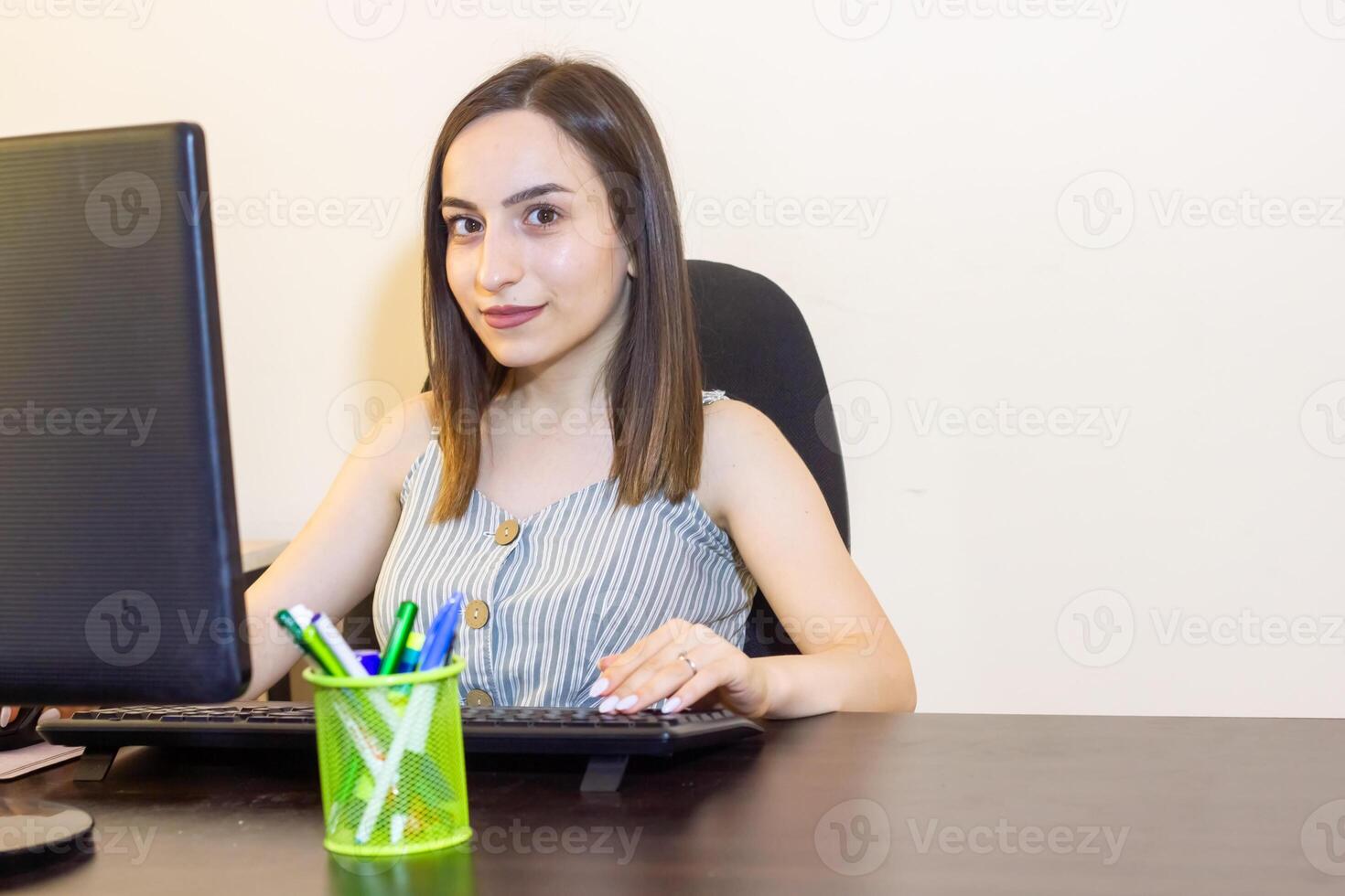 pessoa trabalhando dentro escritório, pessoa às a trabalhos foto