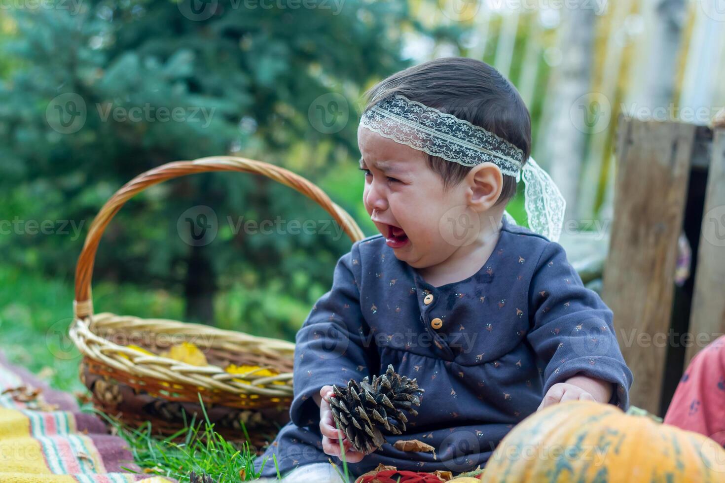 a pequeno criança jogando dentro a parque com frutas, pequeno menina dentro a outono parque foto