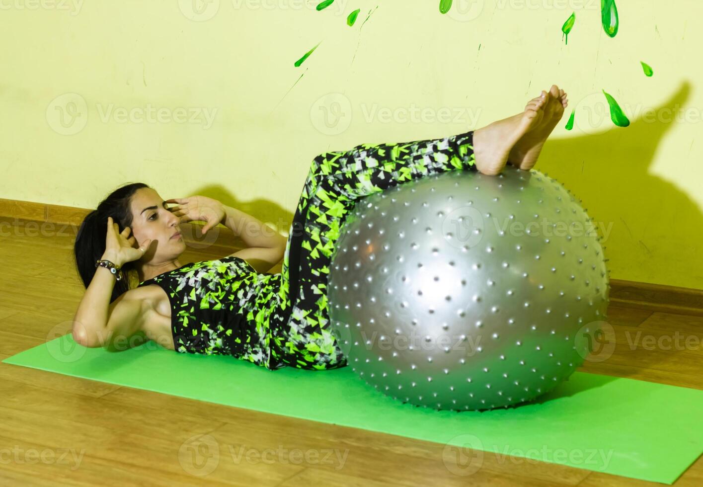 mulher fazendo ginástica exercício, jovem mulher fazendo ginástica exercícios dentro ginástica clube foto