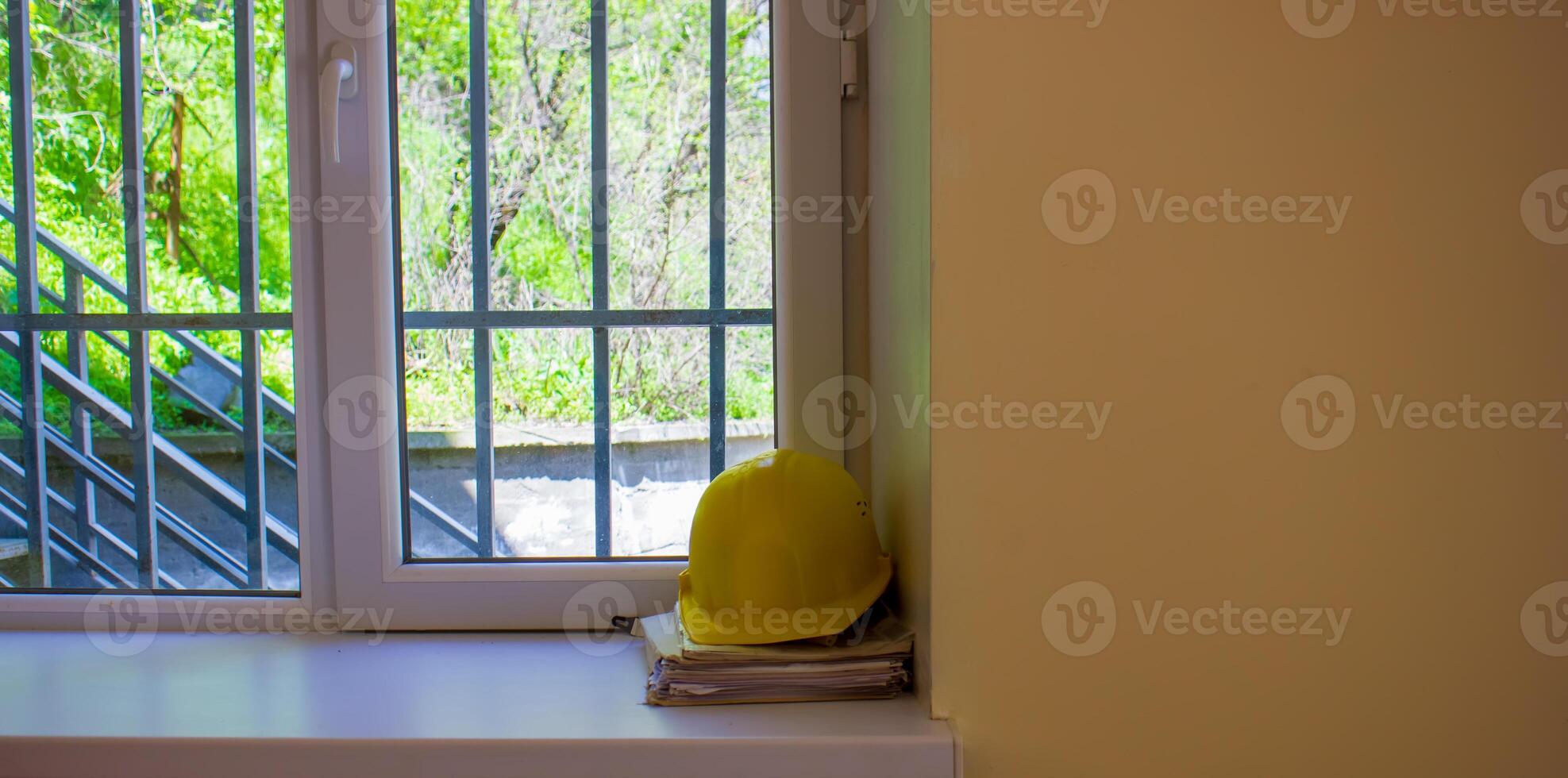 amarelo capacete em janela peitoril foto