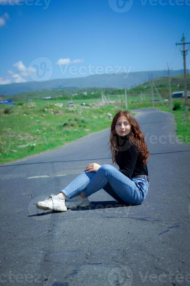 vermelho cabelos mulher dentro a parque, bonita mulher dentro a natureza foto