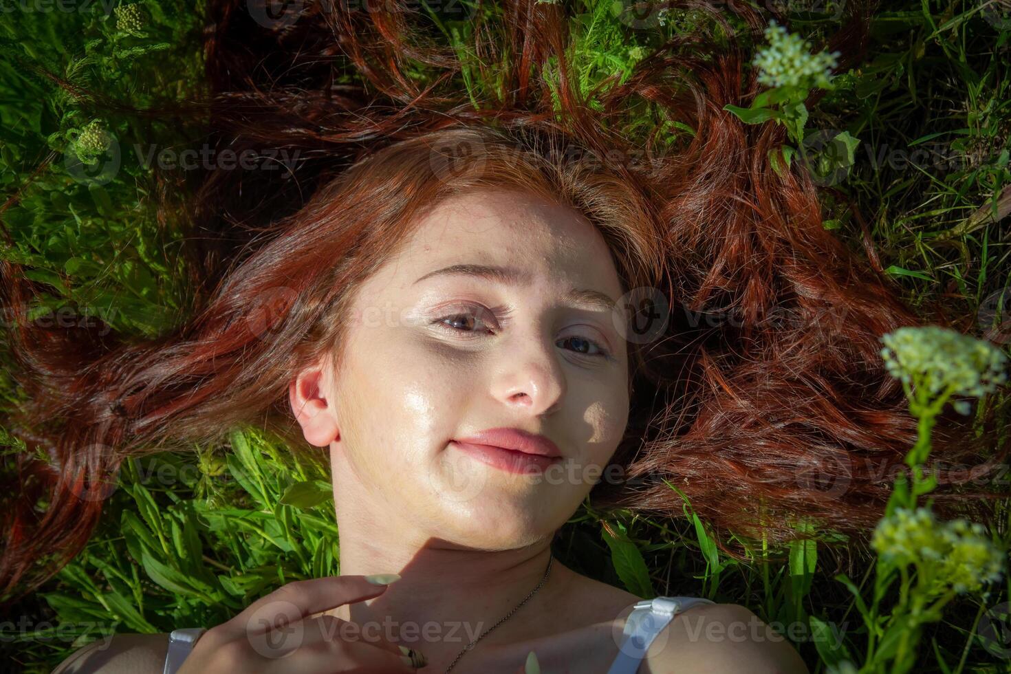 vermelho cabelos mulher dentro a parque, bonita mulher dentro a natureza foto