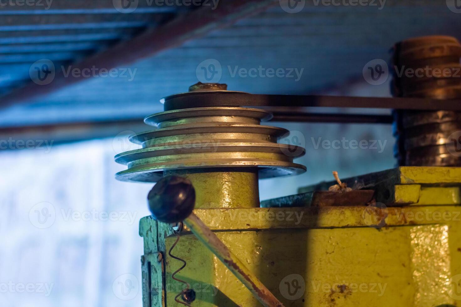 homem trabalhando em a industrial máquina dentro fábrica, velho oxidado industrial máquina foto