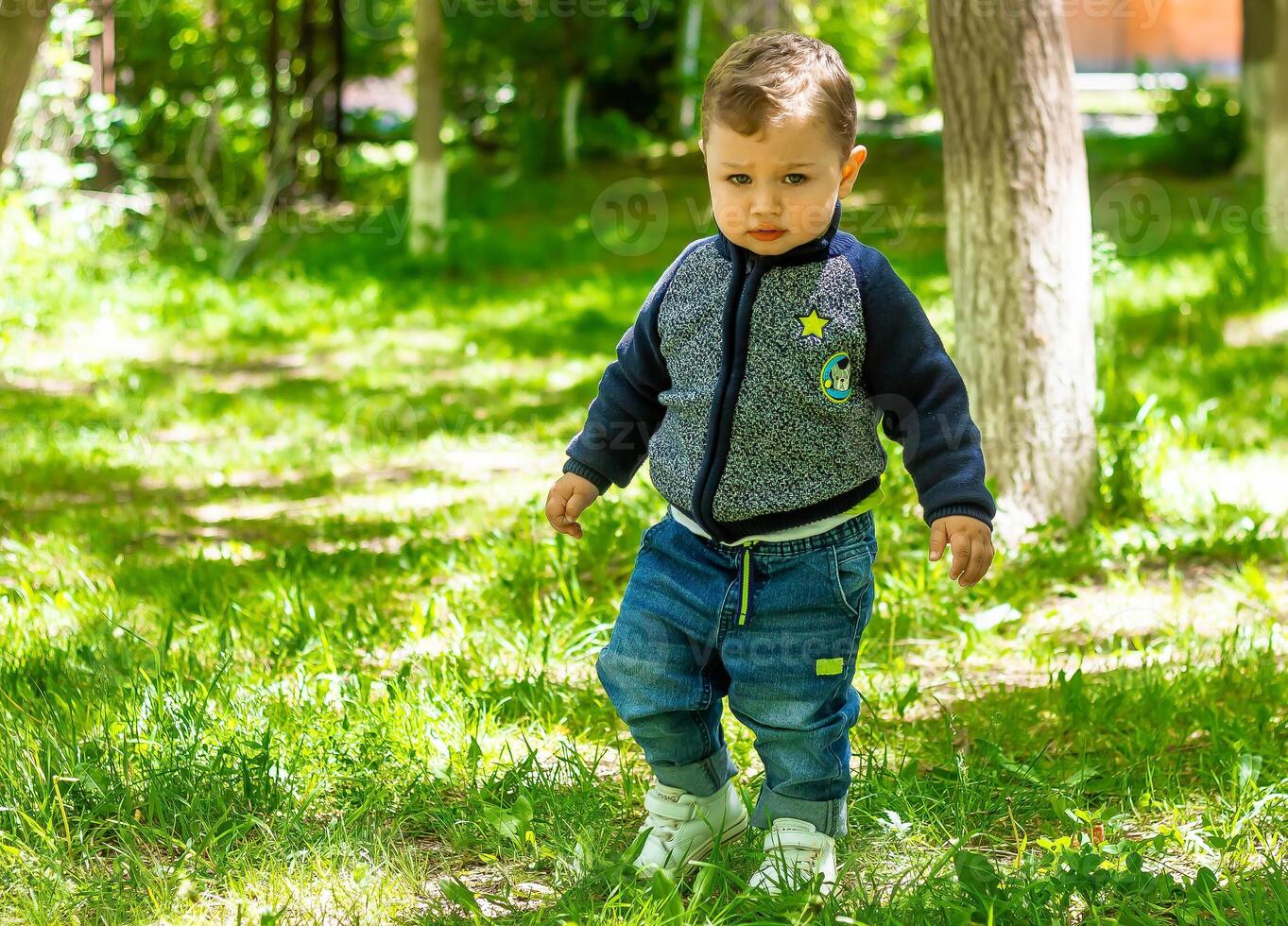 criança jogando dentro a jardim, criança jogando em a Parque infantil foto