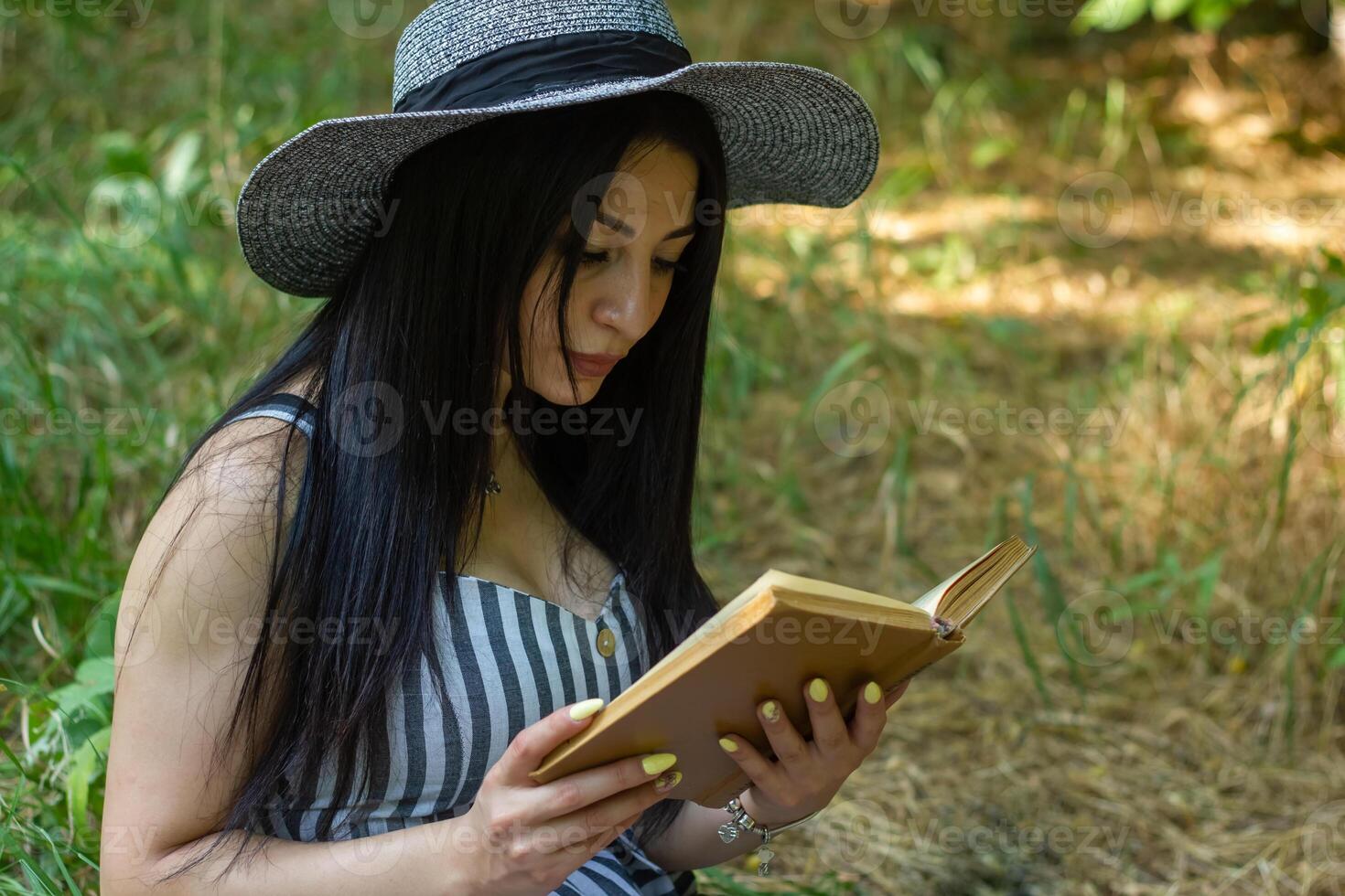 bonita jovem mulher dentro a natureza, mulher dentro verão dia foto