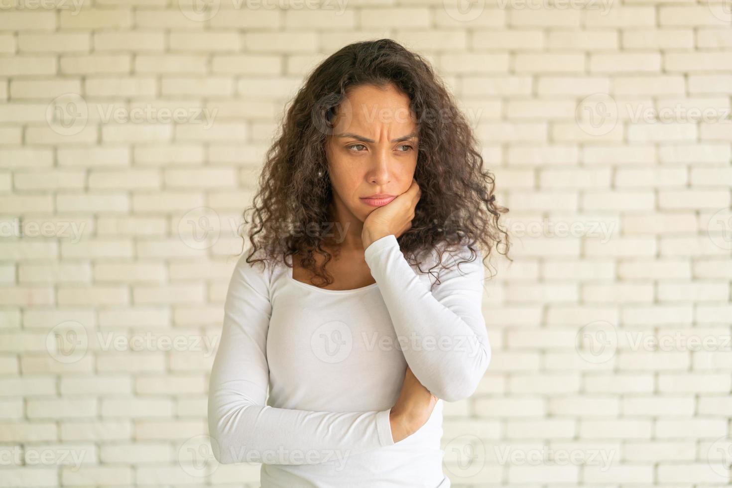 linda mulher latina com sentimento de solidão foto