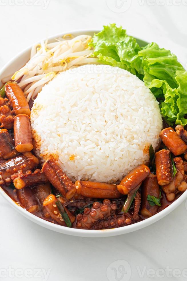 Lula ou polvo frito com molho picante coreano tigela de arroz foto