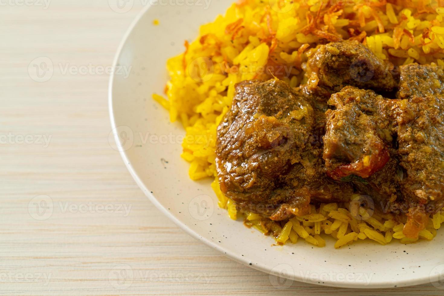 biryani de carne ou arroz com curry e carne - versão tailandês-muçulmana do biryani indiano, com arroz amarelo perfumado e carne bovina foto