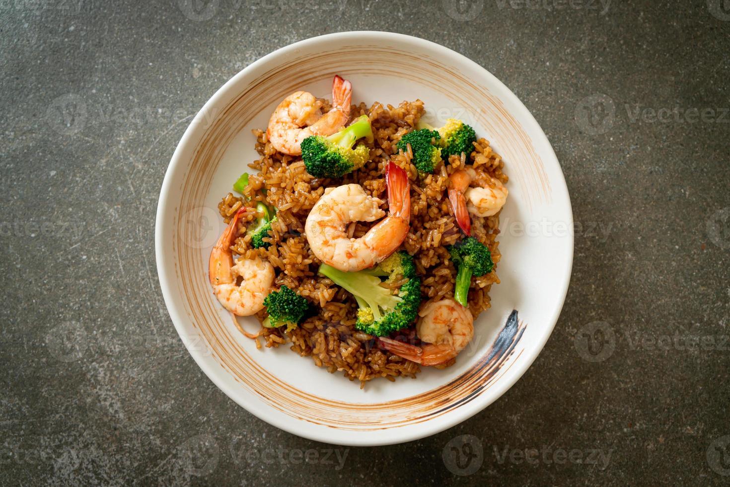 arroz frito com brócolis e camarão foto