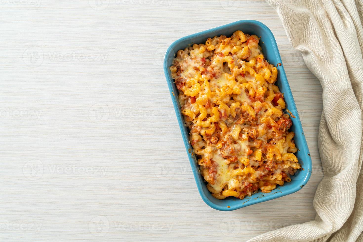 macarrão caseiro à bolonhesa com queijo foto