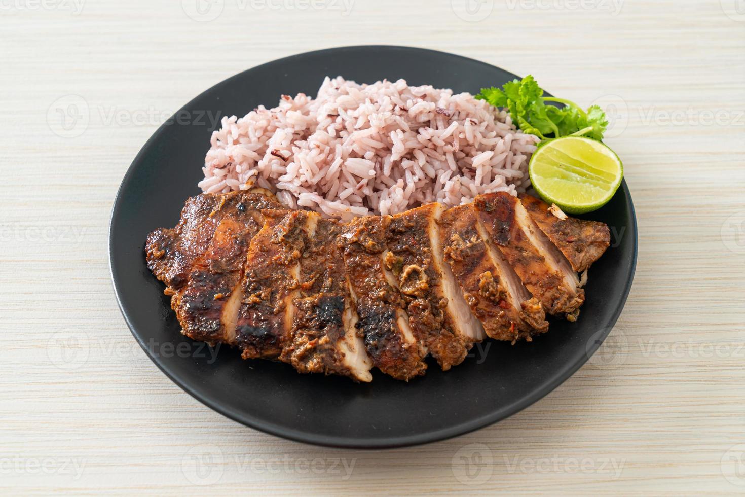 frango jerk jamaicano grelhado picante com arroz foto