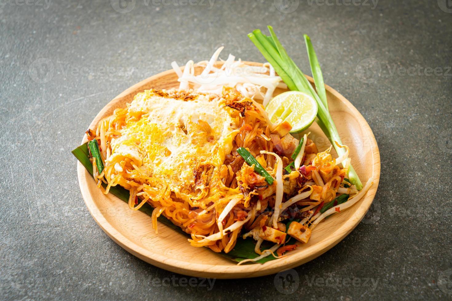 pad thai - mexa macarrão frito em estilo tailandês com ovo foto